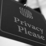 a black and white photo of a sign that says privacy please